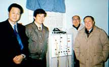 國(guó)內(nèi)著名醫(yī)學(xué)專家吳階平（右1）、馬永江（右2）在本中心指導(dǎo)工作